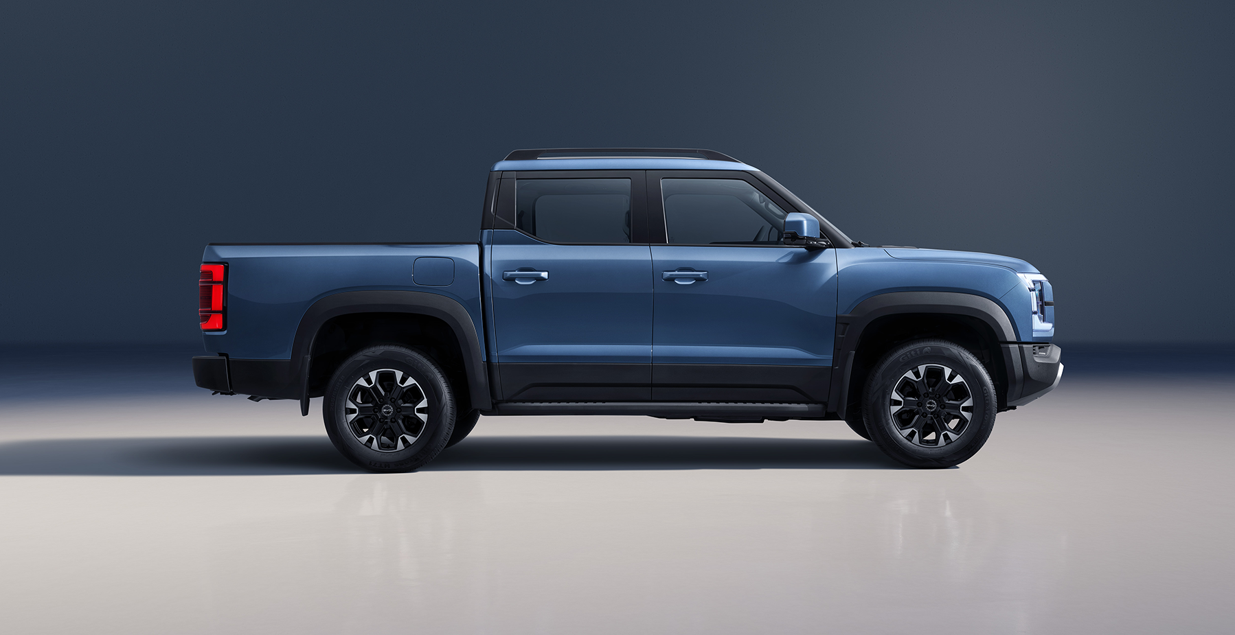 Pakistan’s biggest pickup truck with PHEV technology